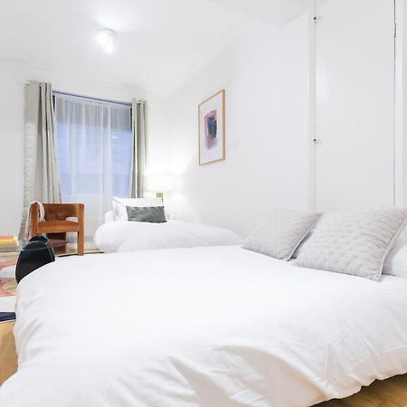 Perfectly Located 1 Bed Apartment Above Tube Station London Kültér fotó
