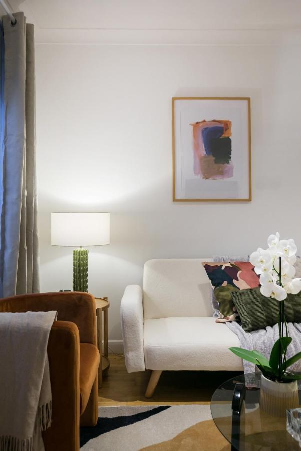 Perfectly Located 1 Bed Apartment Above Tube Station London Kültér fotó