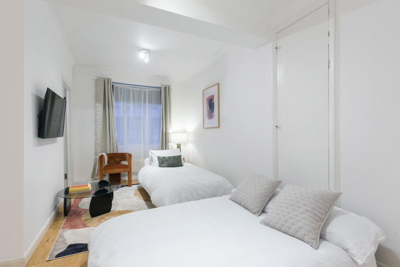 Perfectly Located 1 Bed Apartment Above Tube Station London Kültér fotó