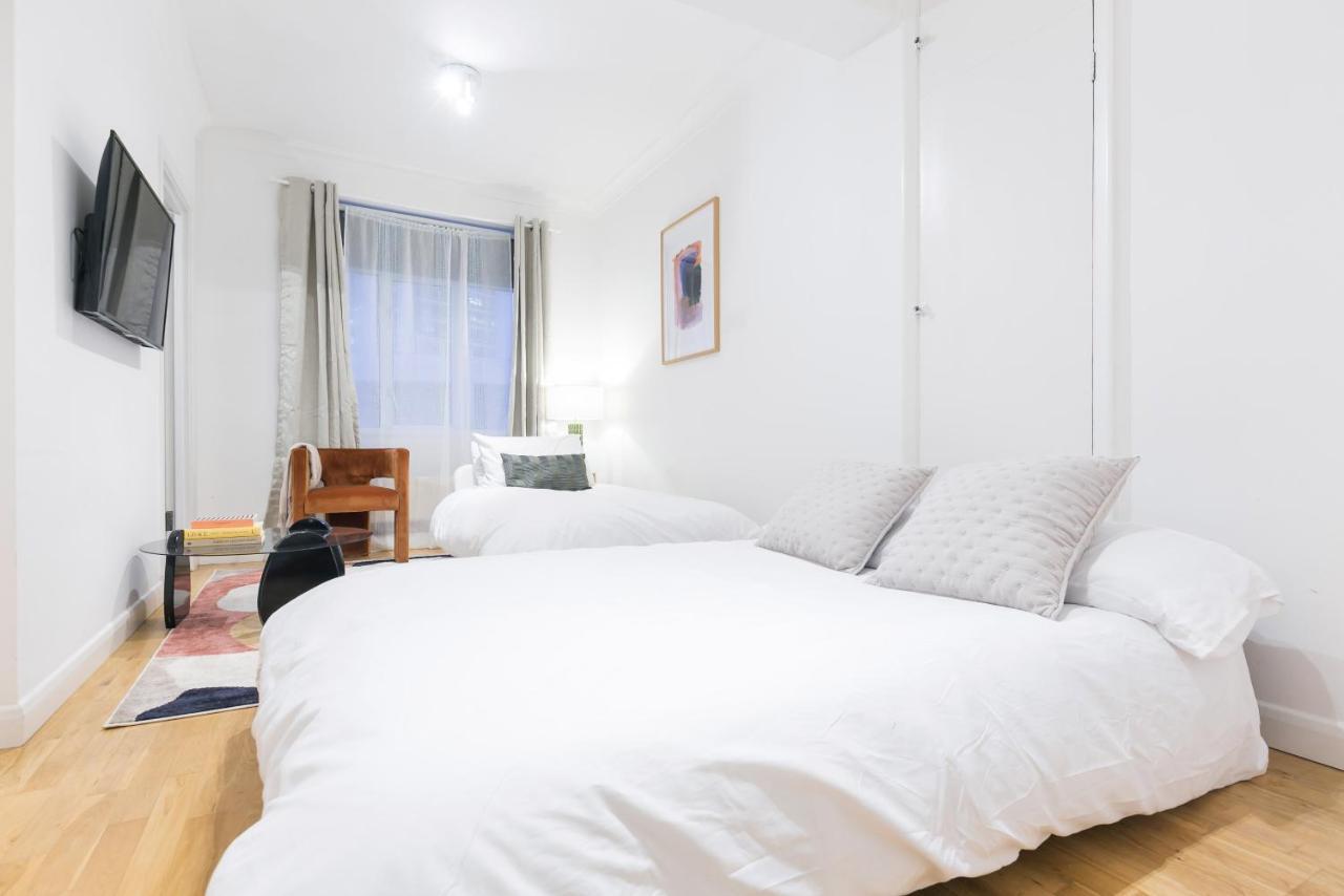 Perfectly Located 1 Bed Apartment Above Tube Station London Kültér fotó