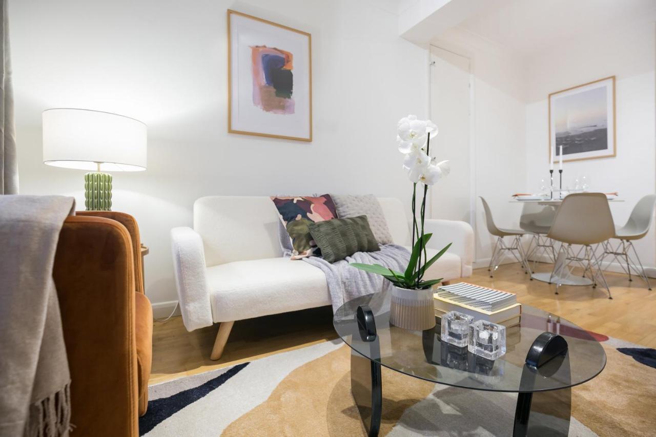 Perfectly Located 1 Bed Apartment Above Tube Station London Kültér fotó