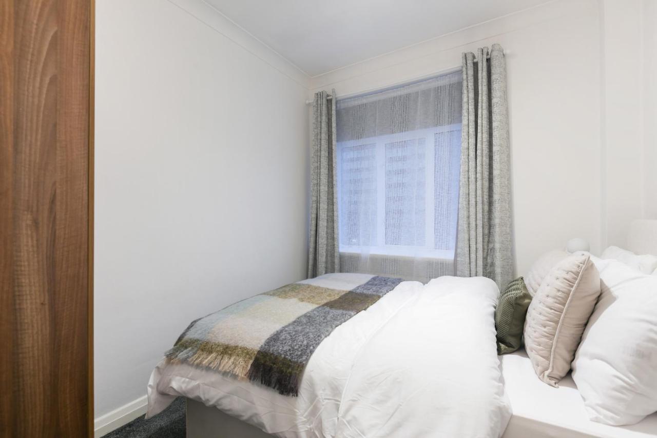 Perfectly Located 1 Bed Apartment Above Tube Station London Kültér fotó
