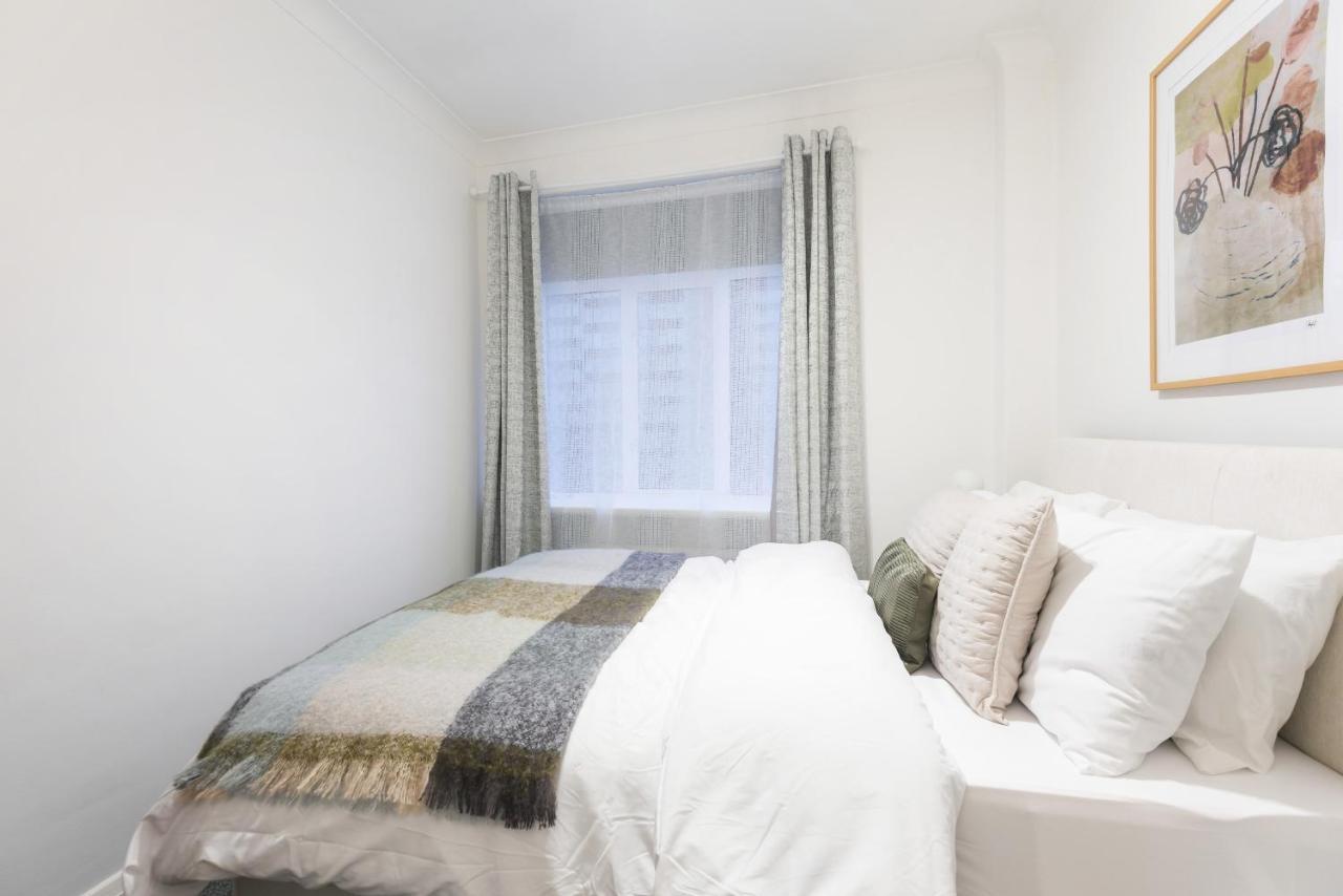 Perfectly Located 1 Bed Apartment Above Tube Station London Kültér fotó