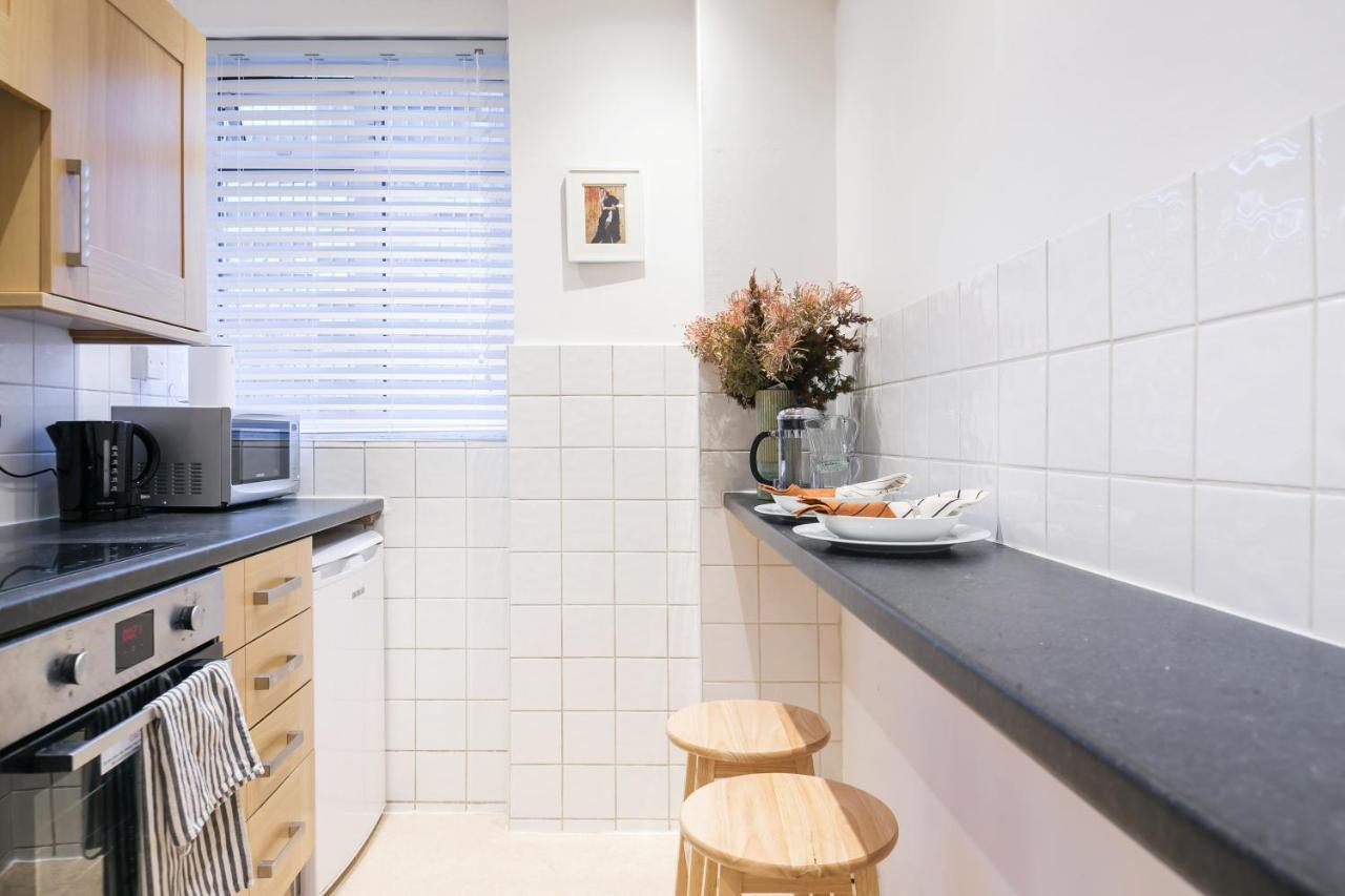 Perfectly Located 1 Bed Apartment Above Tube Station London Kültér fotó