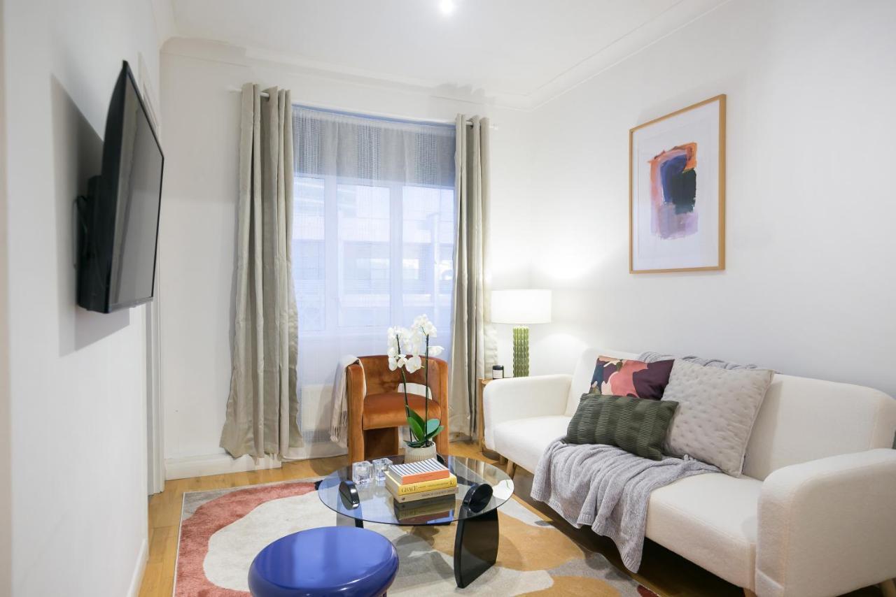 Perfectly Located 1 Bed Apartment Above Tube Station London Kültér fotó