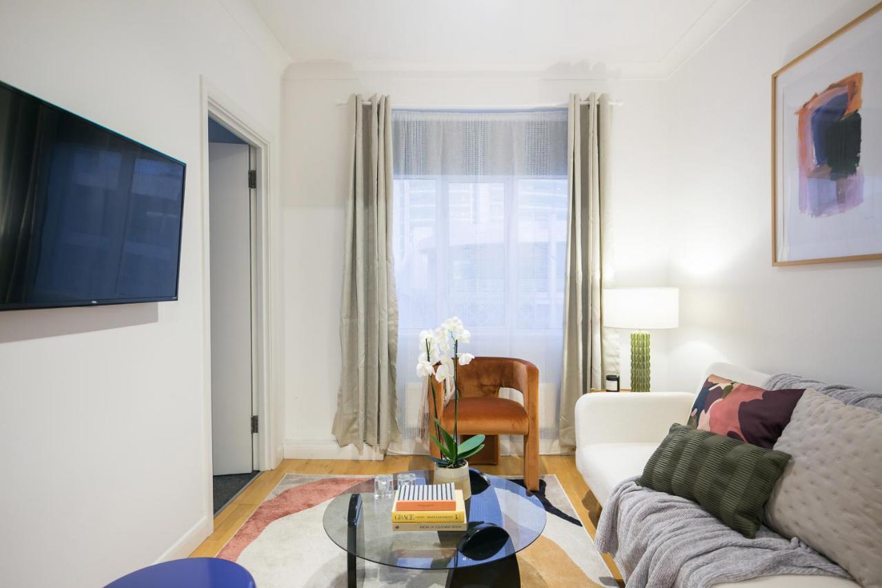 Perfectly Located 1 Bed Apartment Above Tube Station London Kültér fotó