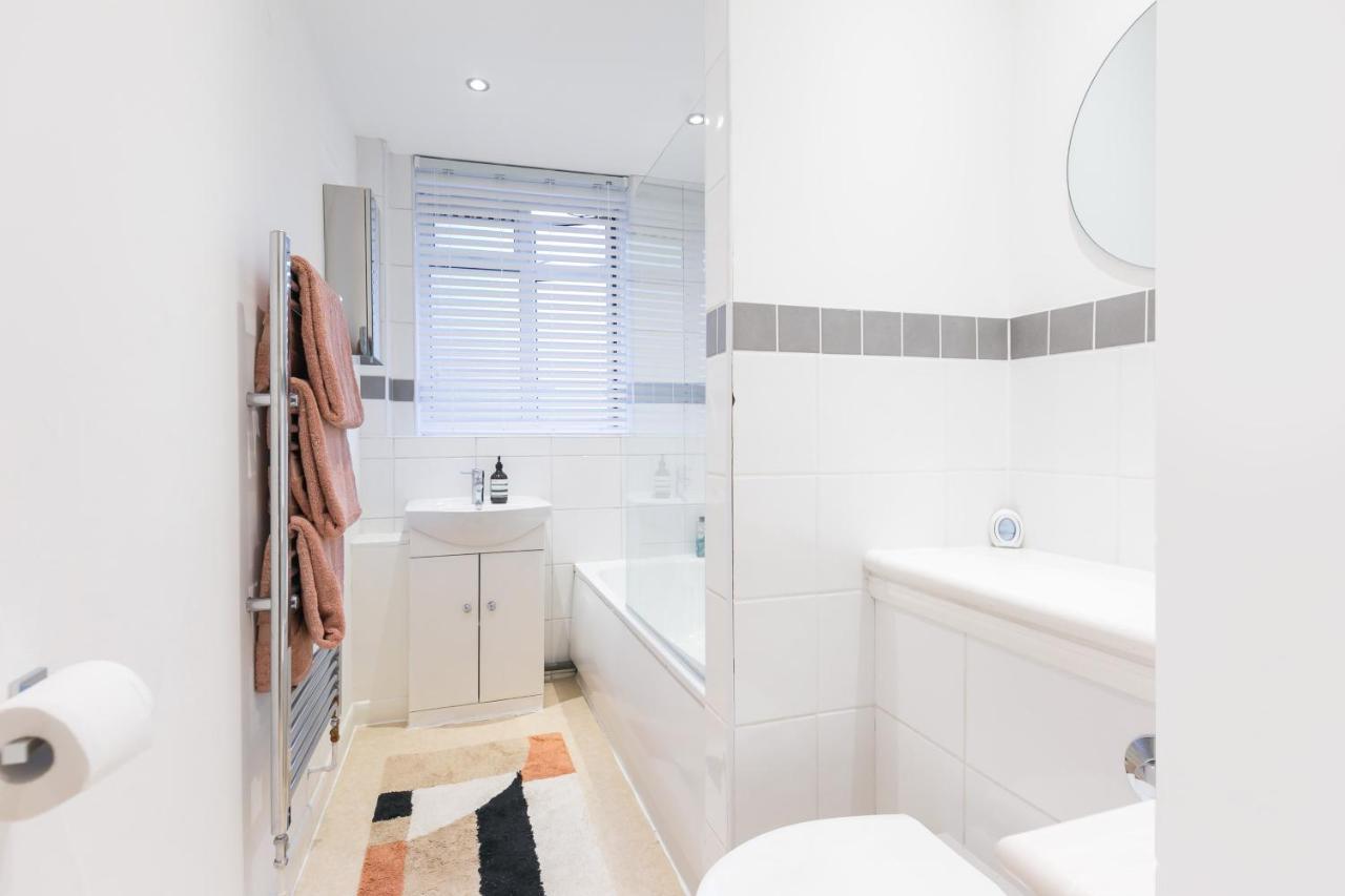 Perfectly Located 1 Bed Apartment Above Tube Station London Kültér fotó