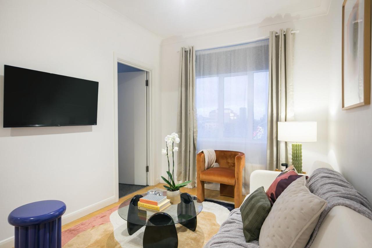Perfectly Located 1 Bed Apartment Above Tube Station London Kültér fotó